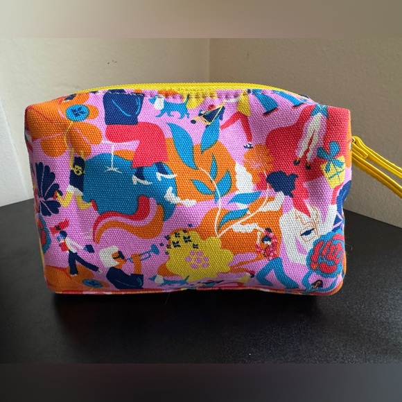 Kiehl's Cosmetic Bag - Picture 4 of 7